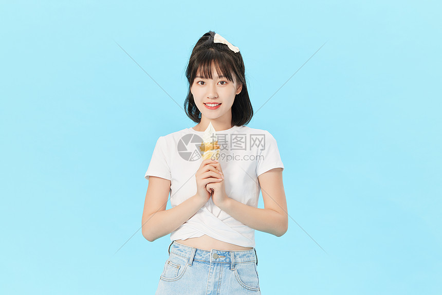 夏日可爱美女避暑吃冰淇淋图片