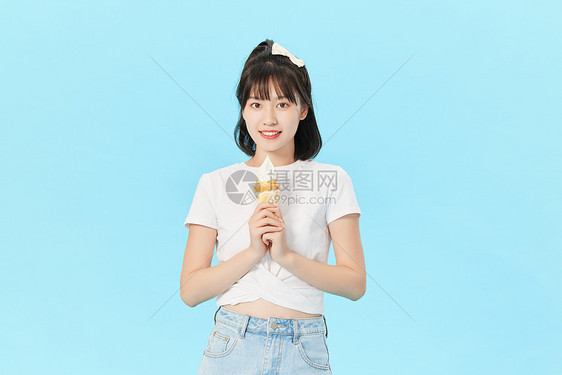 夏日可爱美女避暑吃冰淇淋图片