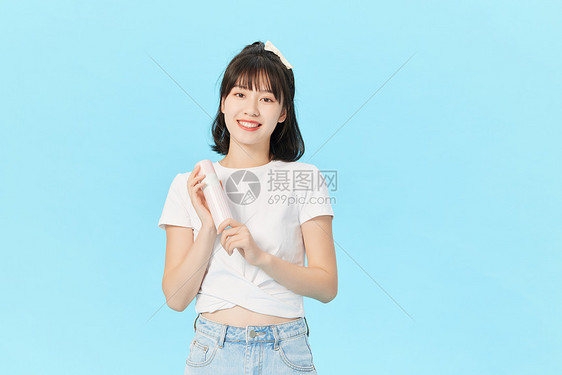 夏日可爱美女手拿防晒喷雾图片