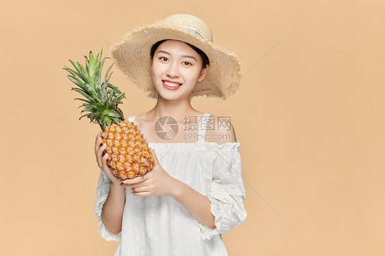 夏日可爱美女手捧凤梨菠萝图片