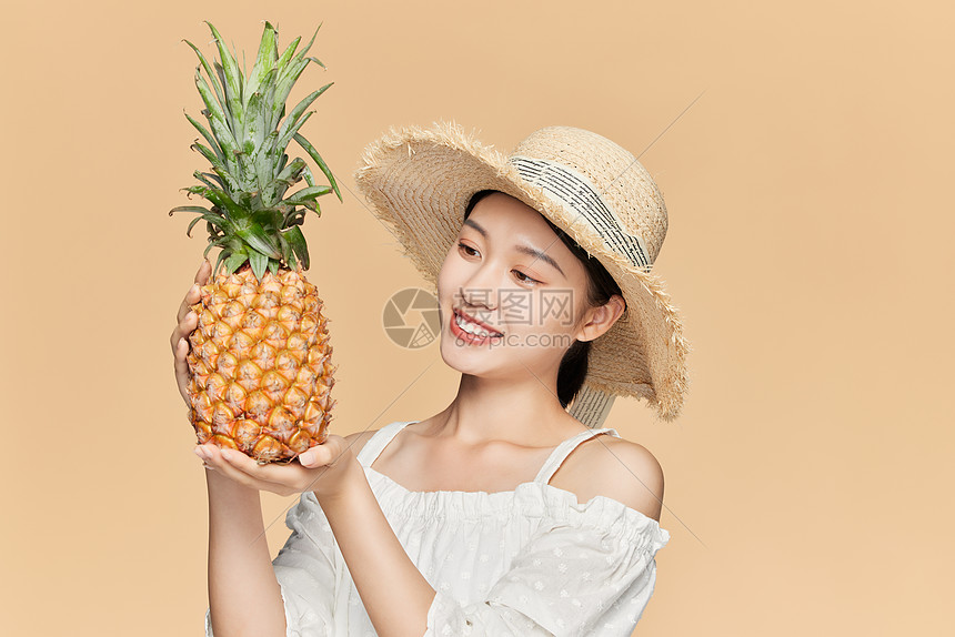 夏日可爱美女看着凤梨菠萝图片