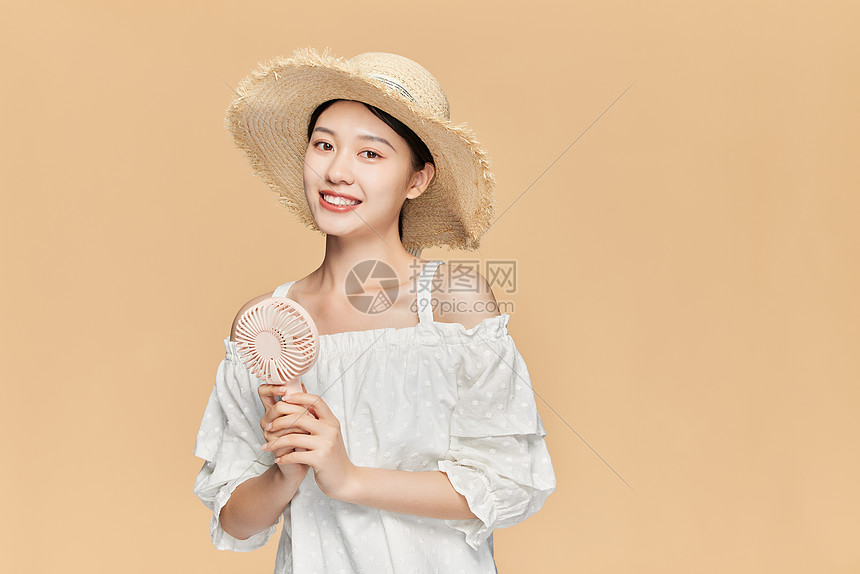 夏季清凉美女吹电风扇图片