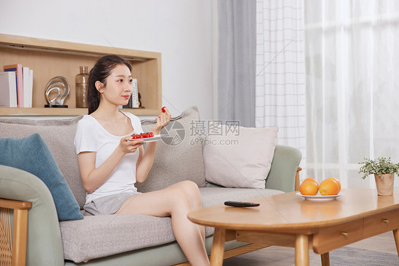 夏日美女居家生活吃水果看电视图片