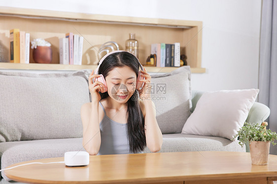 美女居家生活戴耳机听音乐图片