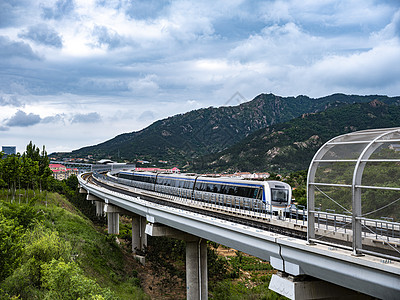 客车站中画幅青岛地铁11号线轻轨和列车背景