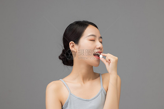 健康美女吃保健品图片