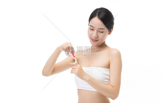 美容女性刮手毛图片