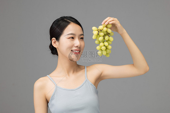 吃葡萄的健康护肤女性图片