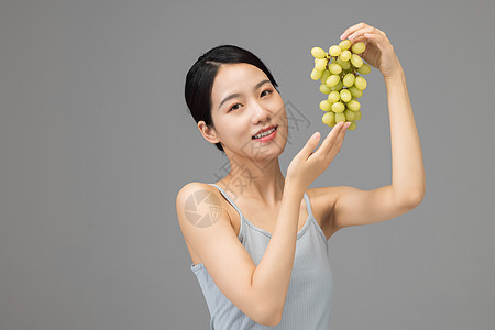 吃葡萄的护肤健康女性图片
