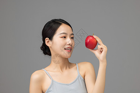 吃苹果的健康养生女性图片
