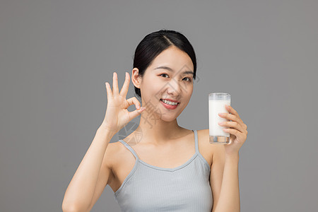 喝牛奶的健康活力女性图片