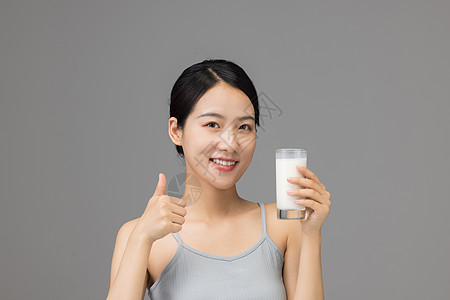 健康活力女性喝牛奶高清图片