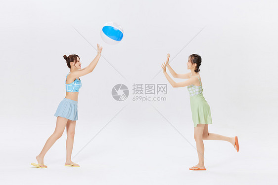 夏日泳装闺蜜一起玩气球图片