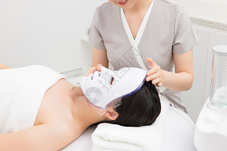 美容院女性顾客戴肌肤护理面罩图片