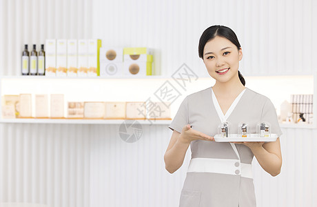 美容院女性服务人员展示产品图片