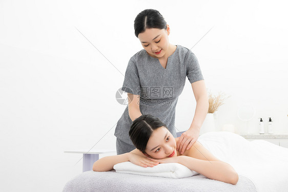 美容院女性按摩技师背部按摩服务图片