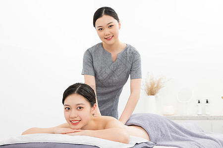 美容院女性按摩技师背部按摩服务亚洲人高清图片素材