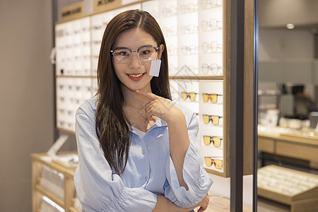 青铜大力人像美女商场逛街试戴眼镜背景