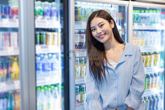 青年美女逛超市选购饮料图片