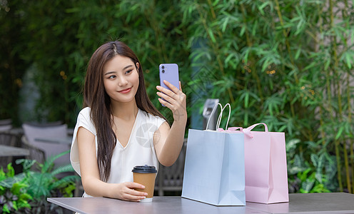 美女逛街购物喝咖啡手机自拍图片