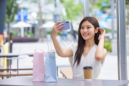 逛街手机美女逛街购物喝咖啡手机自拍背景