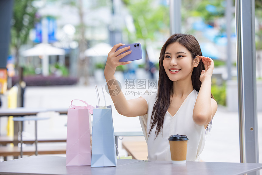 美女逛街购物喝咖啡手机自拍图片