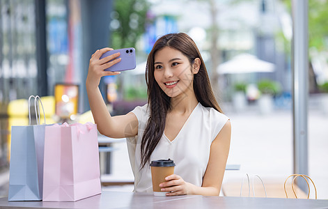 美女逛街购物喝咖啡手机自拍图片