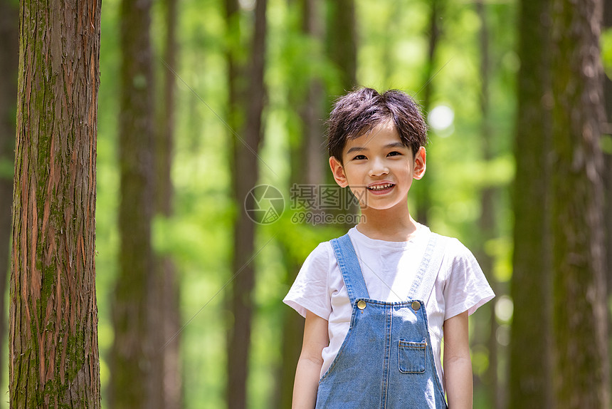 小男孩享受大自然图片