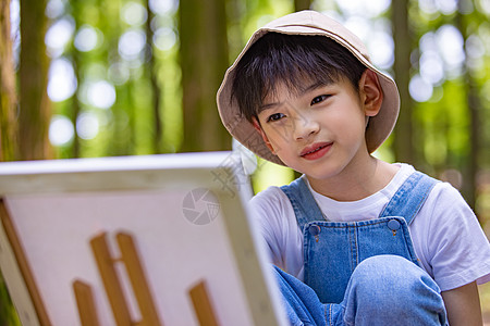 专注画画的小男孩图片