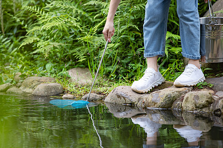 儿童运动鞋主图小男孩在森林溪边玩水特写背景