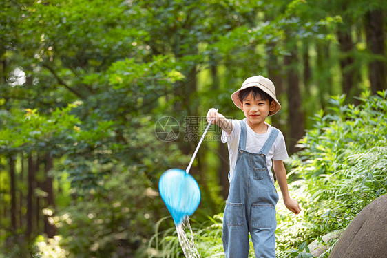 在溪边欢乐玩水的小男孩图片