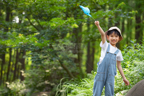 小男孩在森林溪边玩耍图片