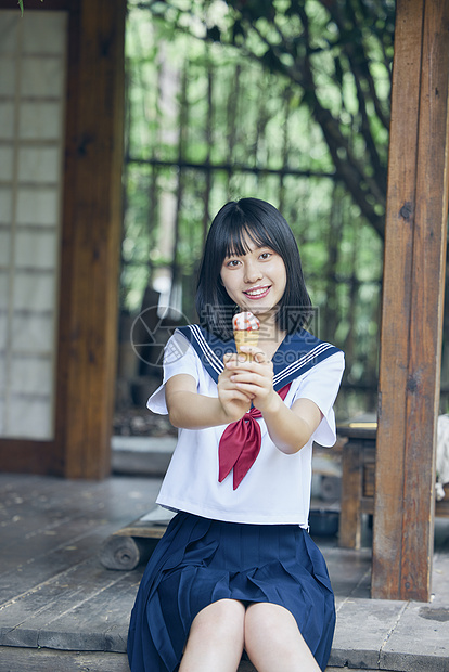夏日小清新美女吃冰淇淋图片