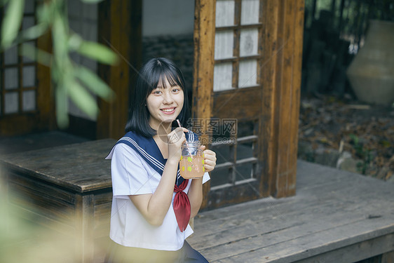 夏日可爱制服女孩图片