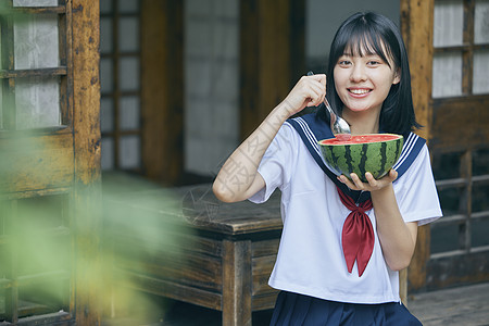 夏日小清新美女吃西瓜消暑背景图片