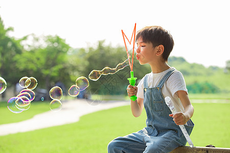 吹泡泡儿童图片