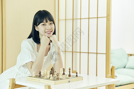 小清新美女玩国际象棋图片
