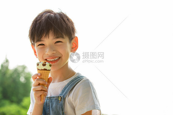 儿童夏日吃冰淇淋图片