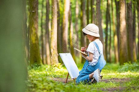 六一儿童节快乐小男孩在树林里画画背景