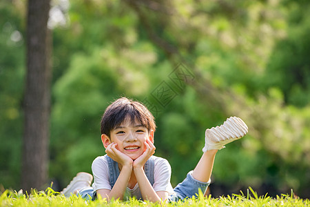 儿童户外童真悠闲户外玩耍的小男孩背景