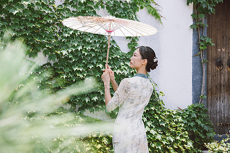 复古旗袍女性撑油纸伞背影图片