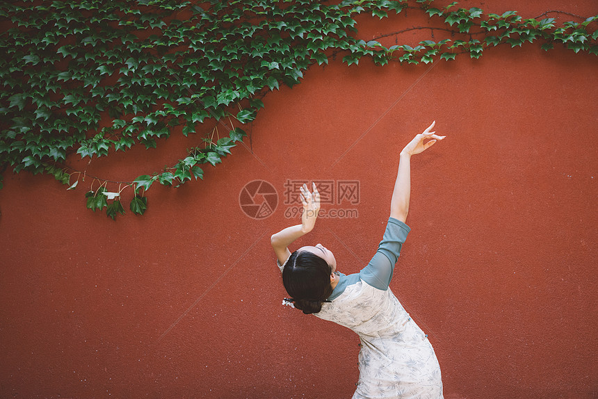 复古红墙旗袍美女柔美舞蹈背影图片