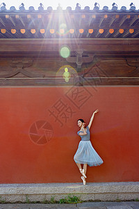 复古红墙柔美女性跳芭蕾舞背景图片