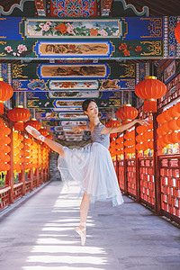 美女在中式长廊跳芭蕾舞图片