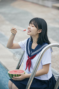 夏日制服美女泳池边吃西瓜图片