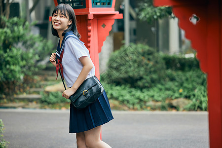 夏日身穿JK制服可爱女孩形象图片