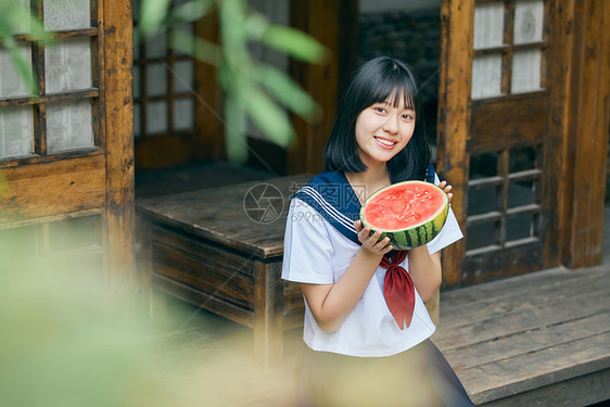 夏日小清新美女吃西瓜图片