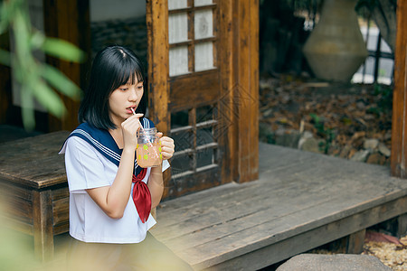 制服美女夏天喝饮料图片