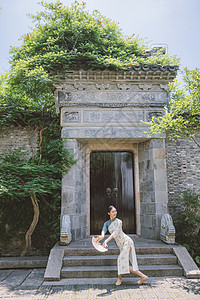 中国风庭院旗袍女性手拿折扇跳舞图片