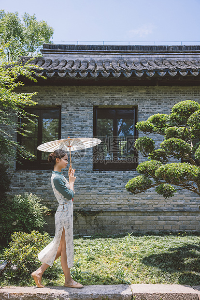中国风庭院旗袍女性撑伞图片